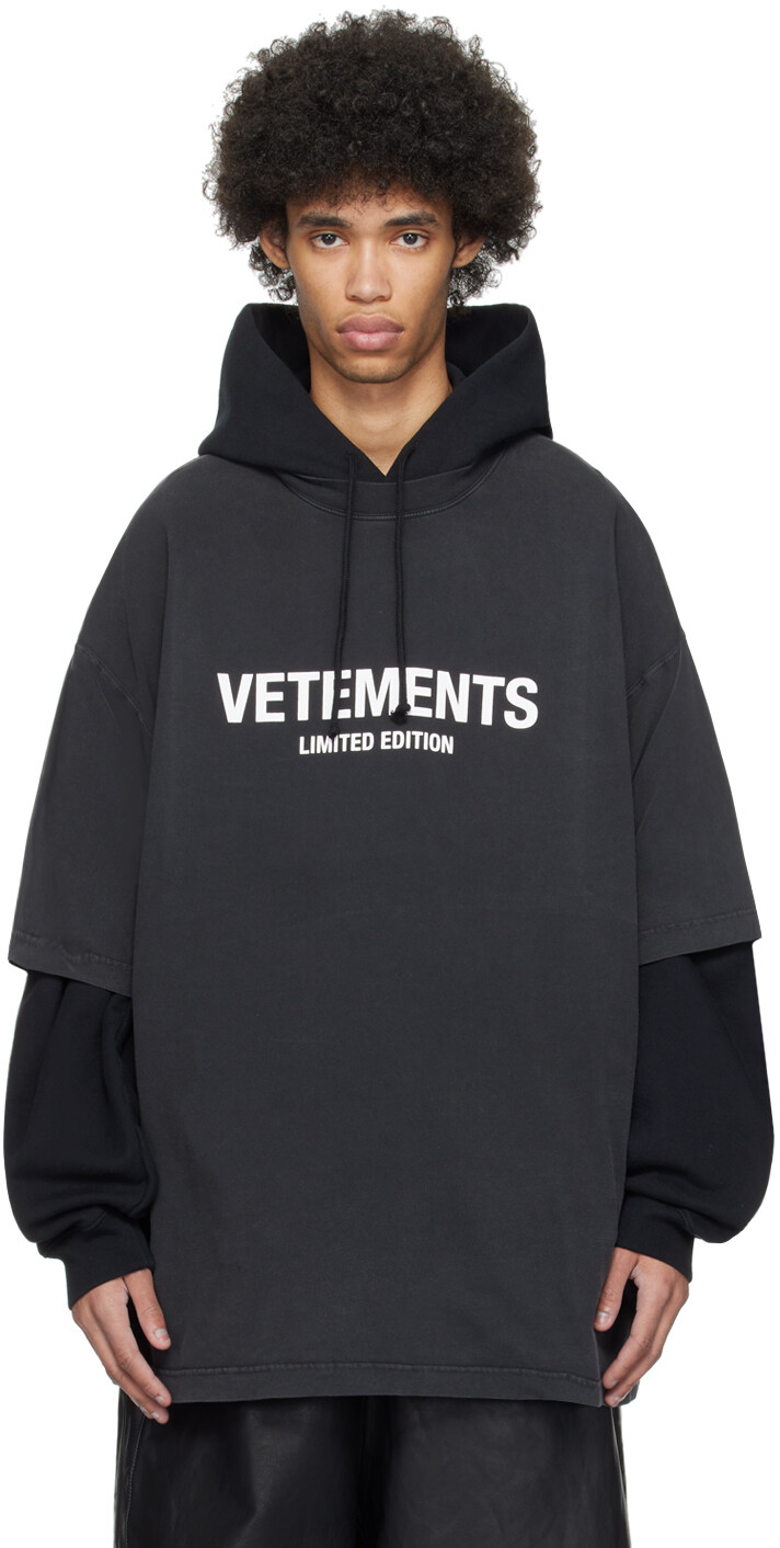 

Черная футболка с принтом Vetements