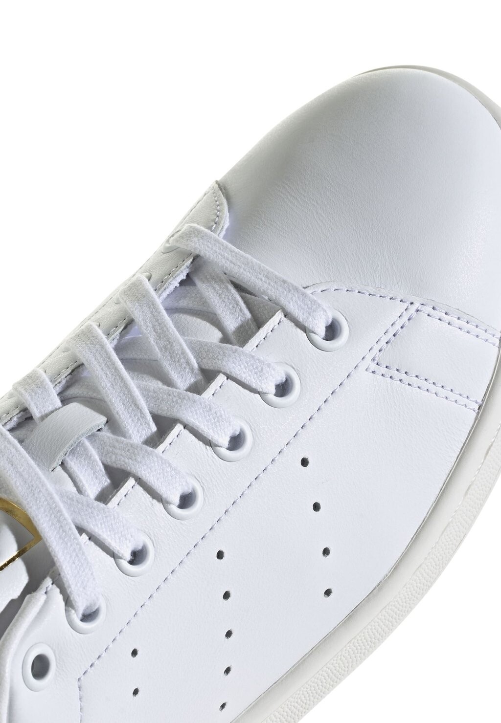 

Кроссовки на шнуровке STAN SMITH adidas, белый