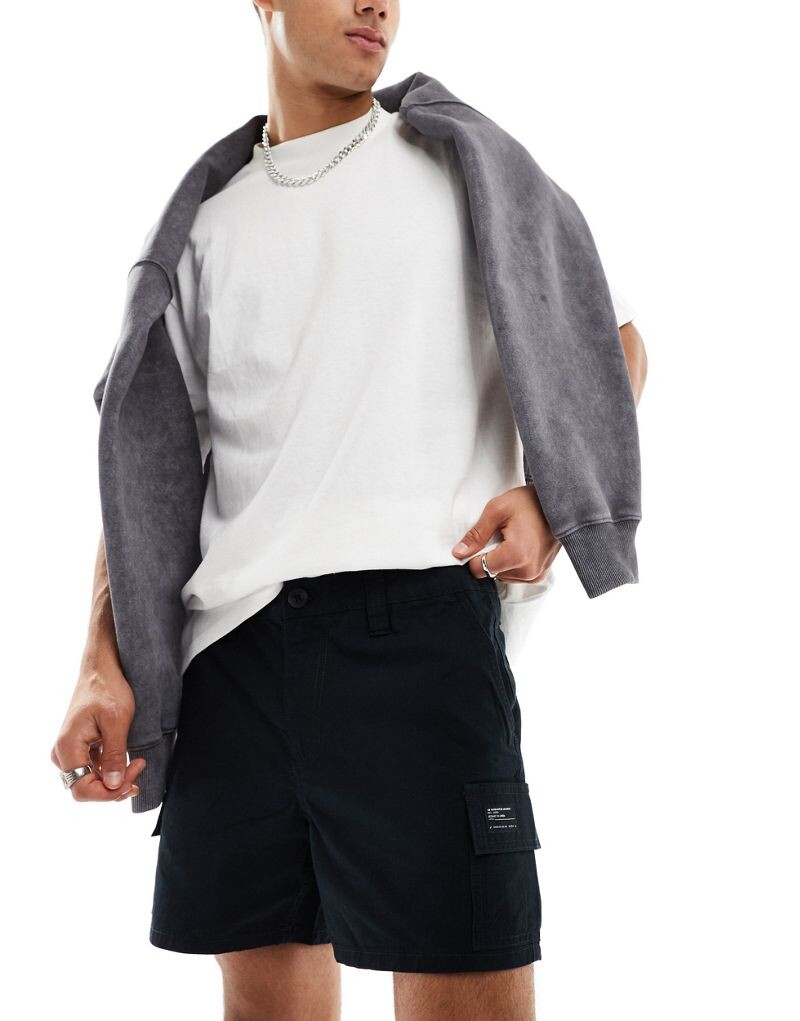 

Черные узкие шорты карго с нашивкой ASOS DESIGN