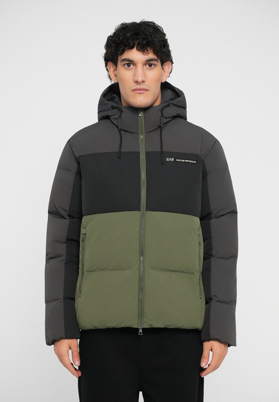 

Куртка EA7 Emporio Armani TRAIN ATHLETIC COLOUR BLOCK PADDED JACKET, Beetle/Dark Green