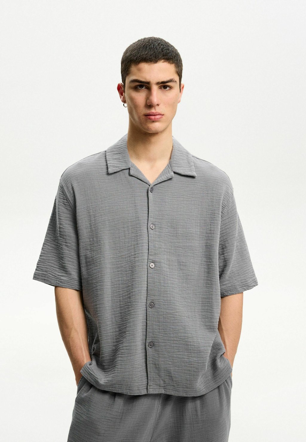 

Рубашка SHORT SLEEVE CREPE Bershka, цвет Mottled Dark Grey