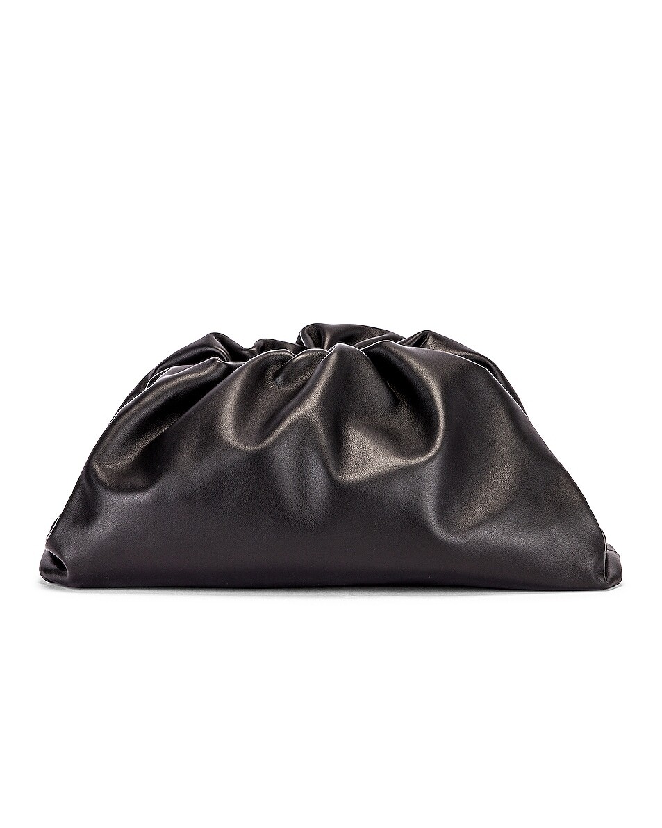 

Сумка Bottega Veneta The Pouch Clutch, цвет Black & Silver