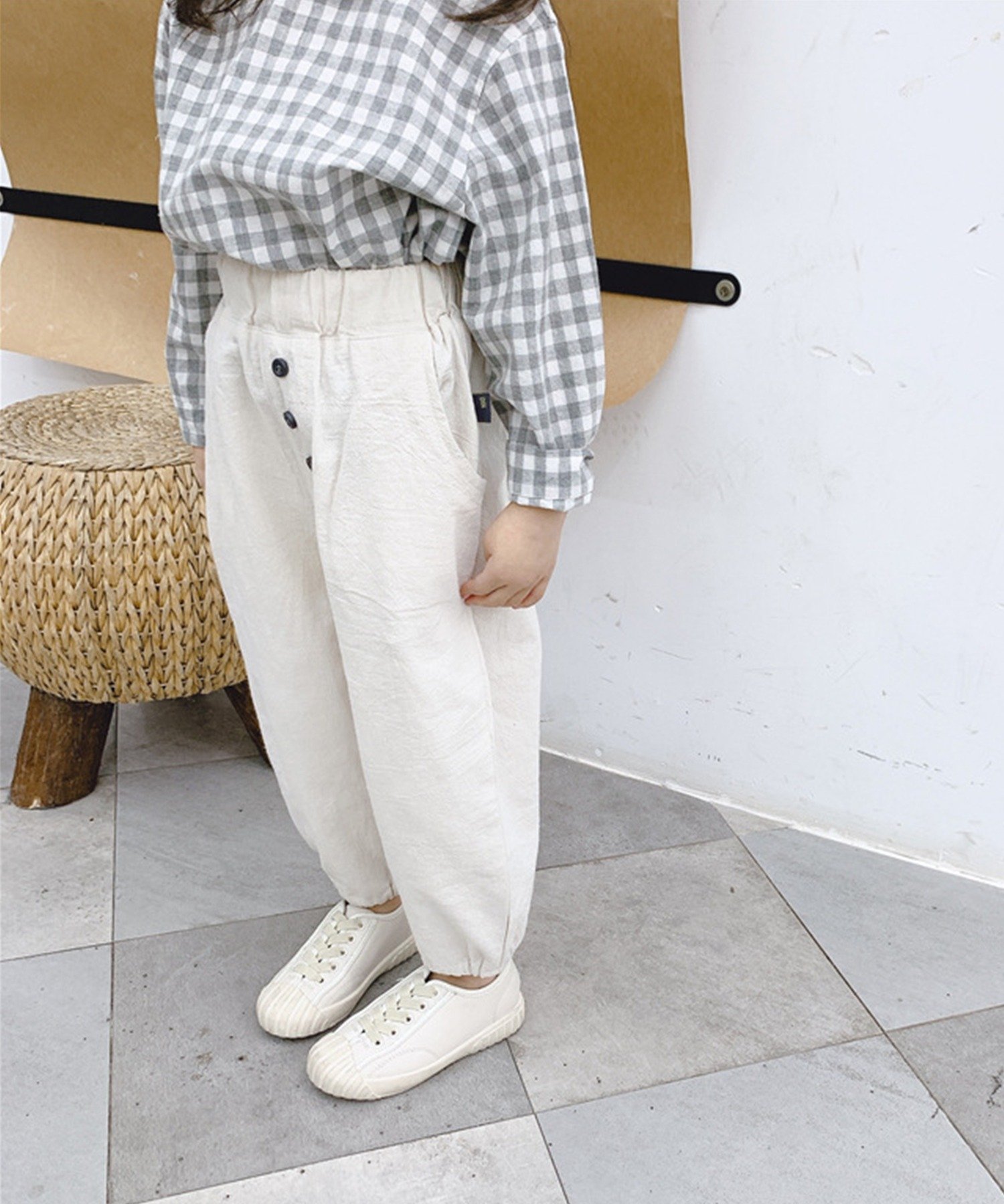Корейская детская одежда, брюки зауженного кроя на пуговицах Aimoha Kids, Light beige — фото 4