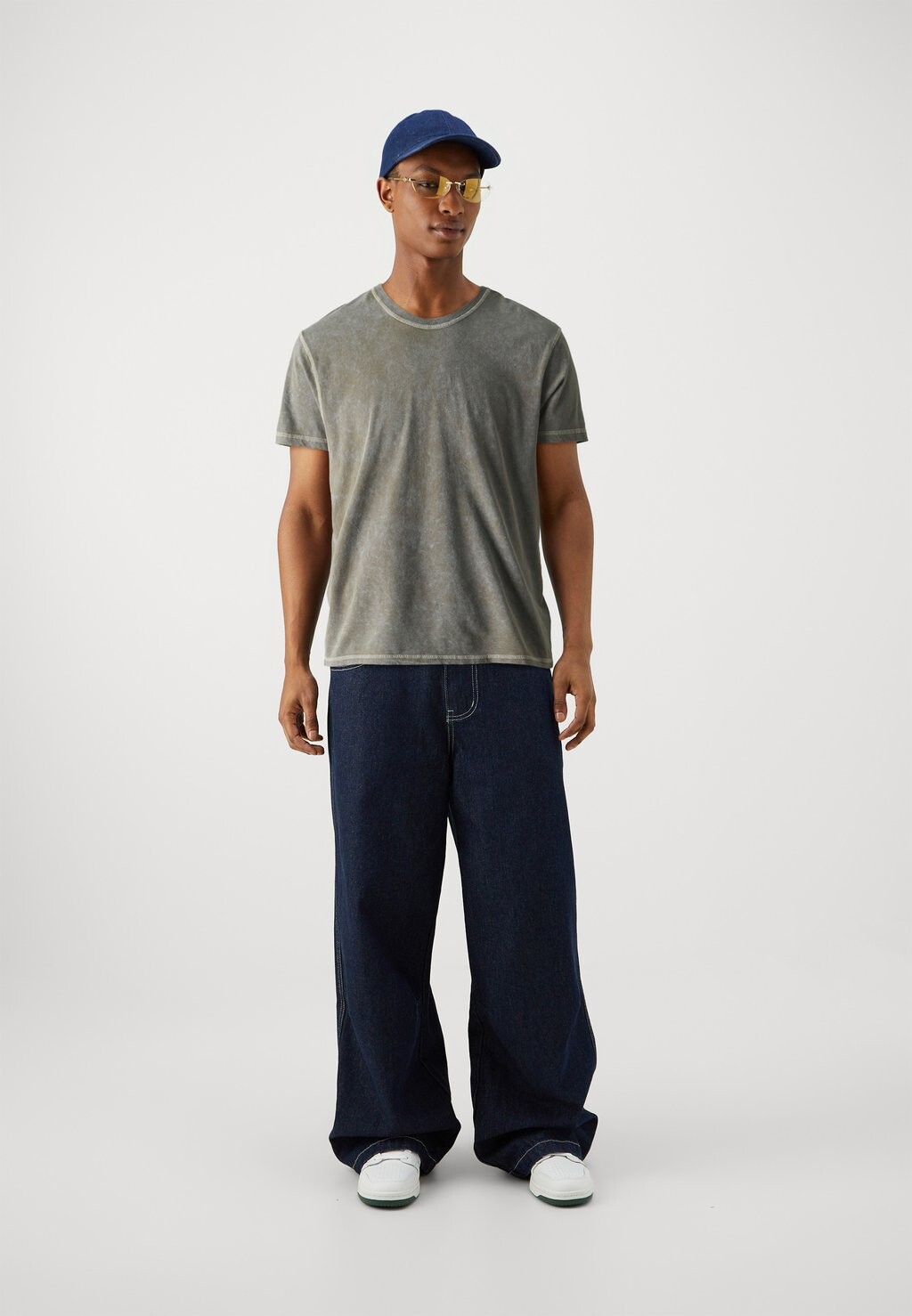 

Принт на футболке OIL STENCIL TEE UNISEX BDG Urban Outfitters, песочный