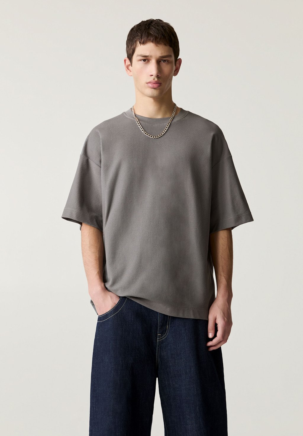 

Базовая футболка TEXTURED SHORT SLEEVE PULL&BEAR, серый