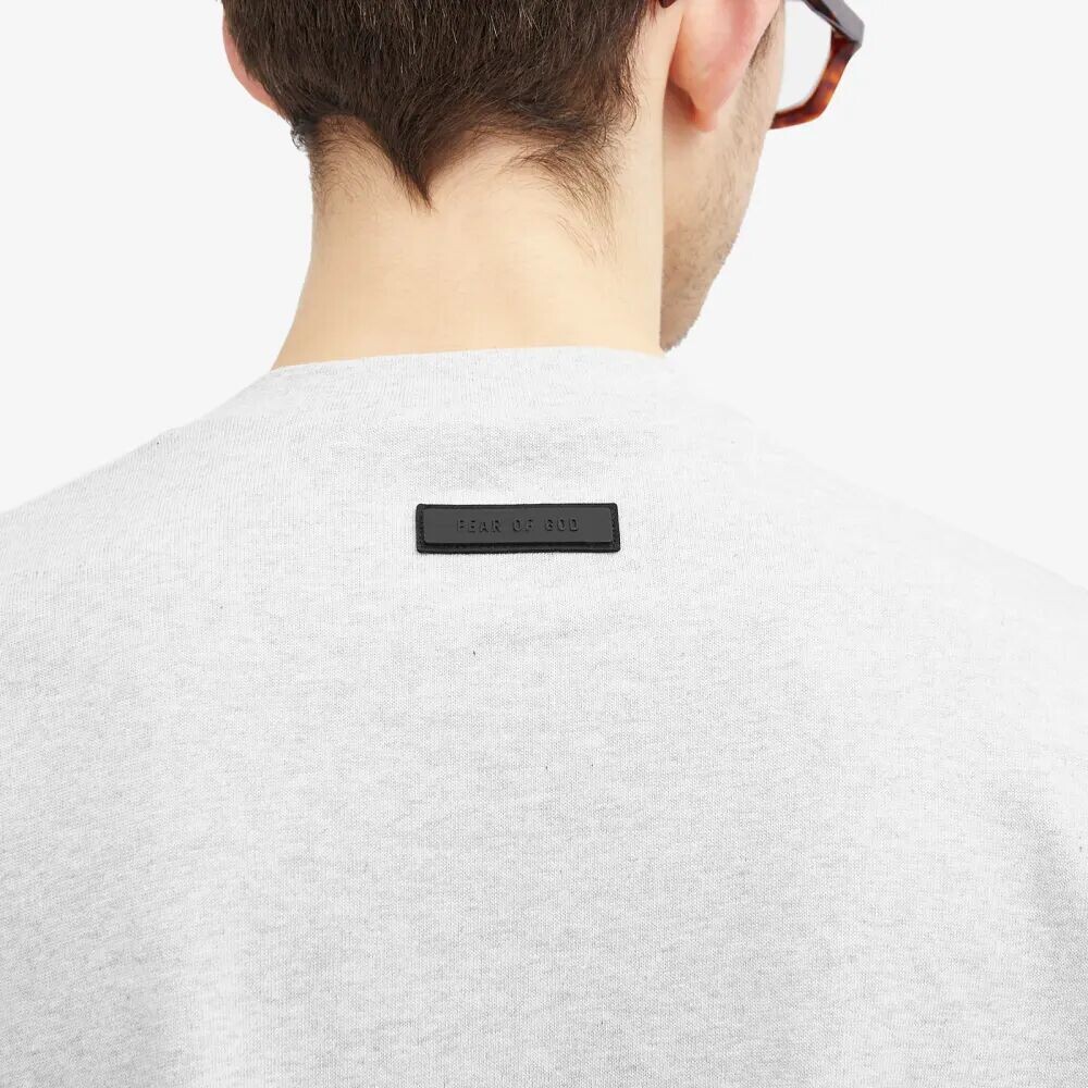 

Fear of God Essentials Весенняя футболка с логотипом, серый