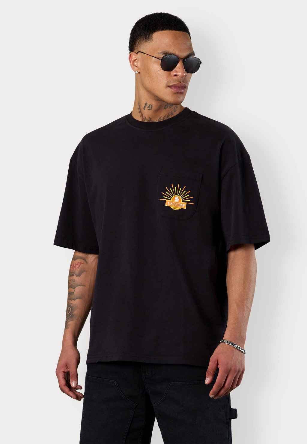 

Базовая футболка SUNSET POCKET OVERSIZED ESTEEM, черный