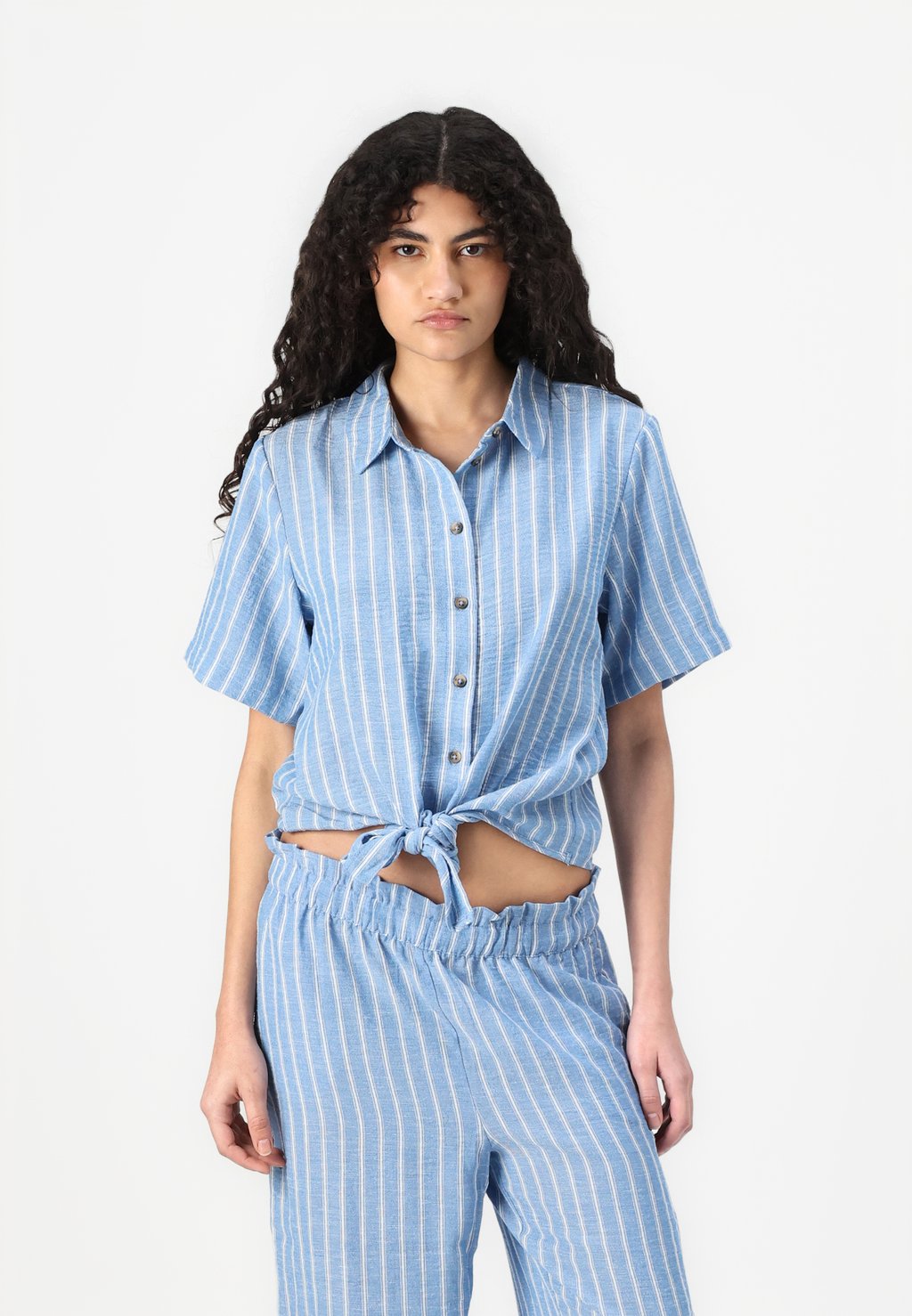 

Блузка на пуговицах JDYEMILIA KNOT SHIRT JDY, синий