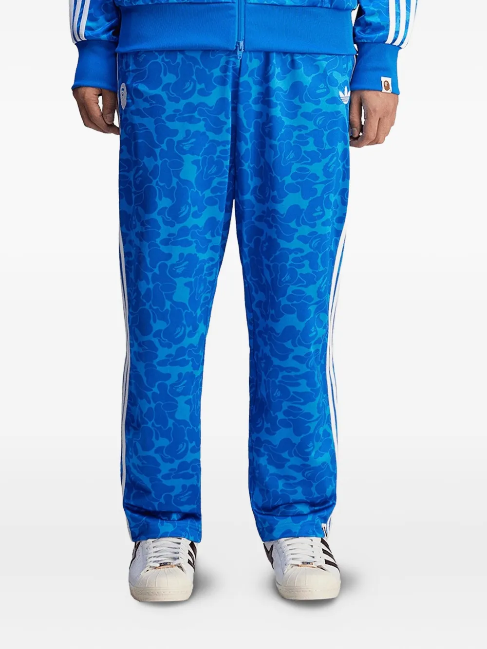 Спортивные брюки с камуфляжным принтом из коллаборации с BAPE Adidas, синий — фото 2