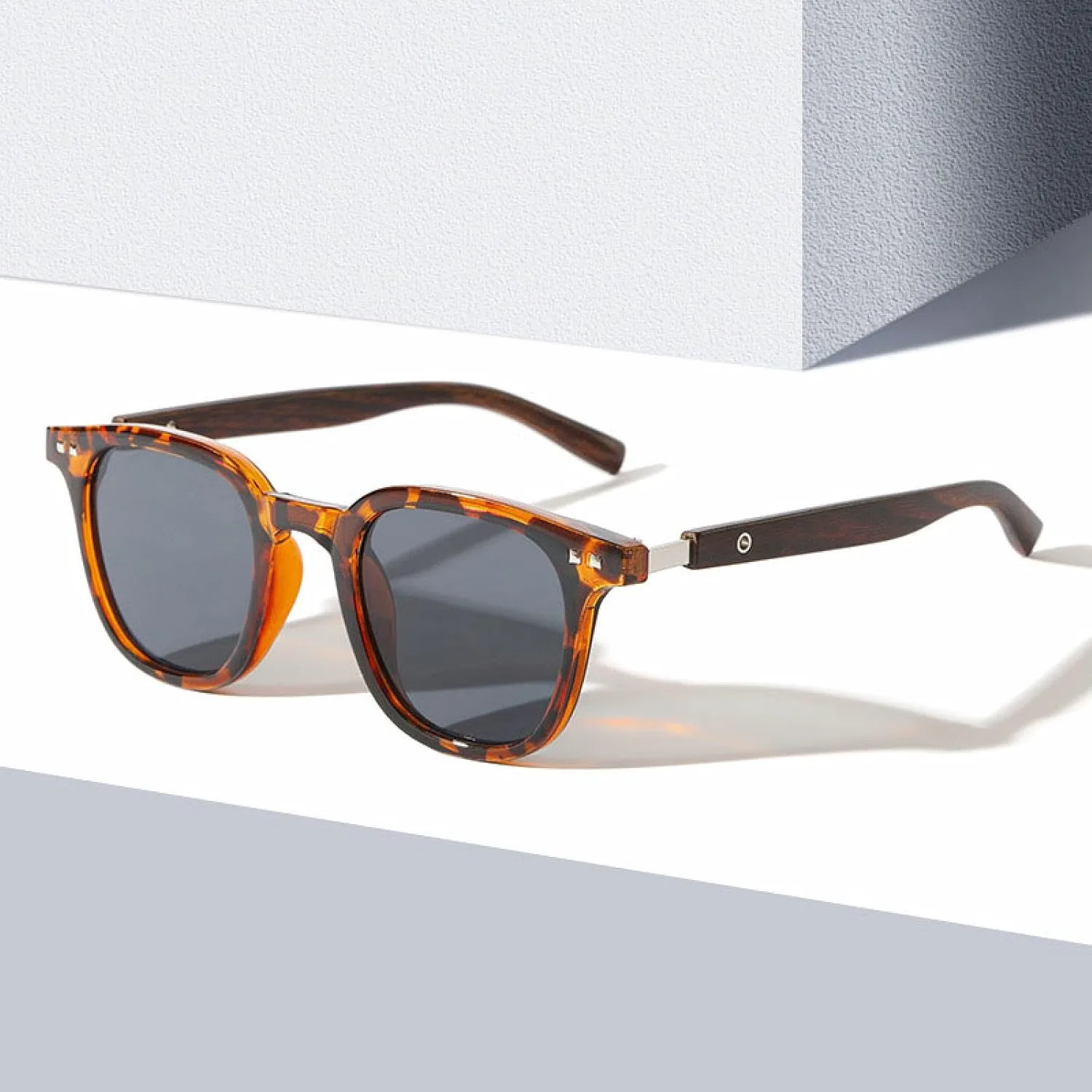 

Классические винтажные солнцезащитные очки с заклепками для женщин и мужчин, в стиле панк, с леопардовым принтом и текстурой дерева на дужках TYUVIVO, Clear Black