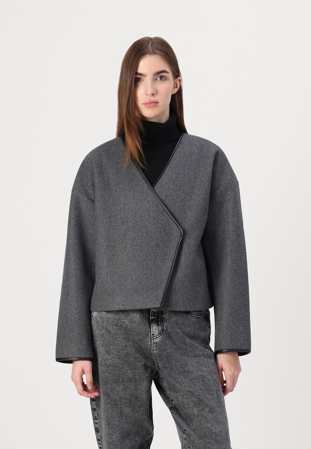 

Легкая куртка VMCHERRY SHORT JACKET Aware, серый
