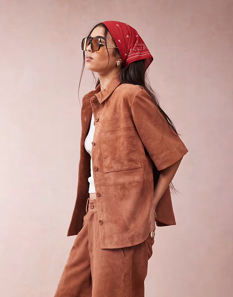 

Укороченная замшевая рубашка свободного кроя ASOS DESIGN бежевого цвета