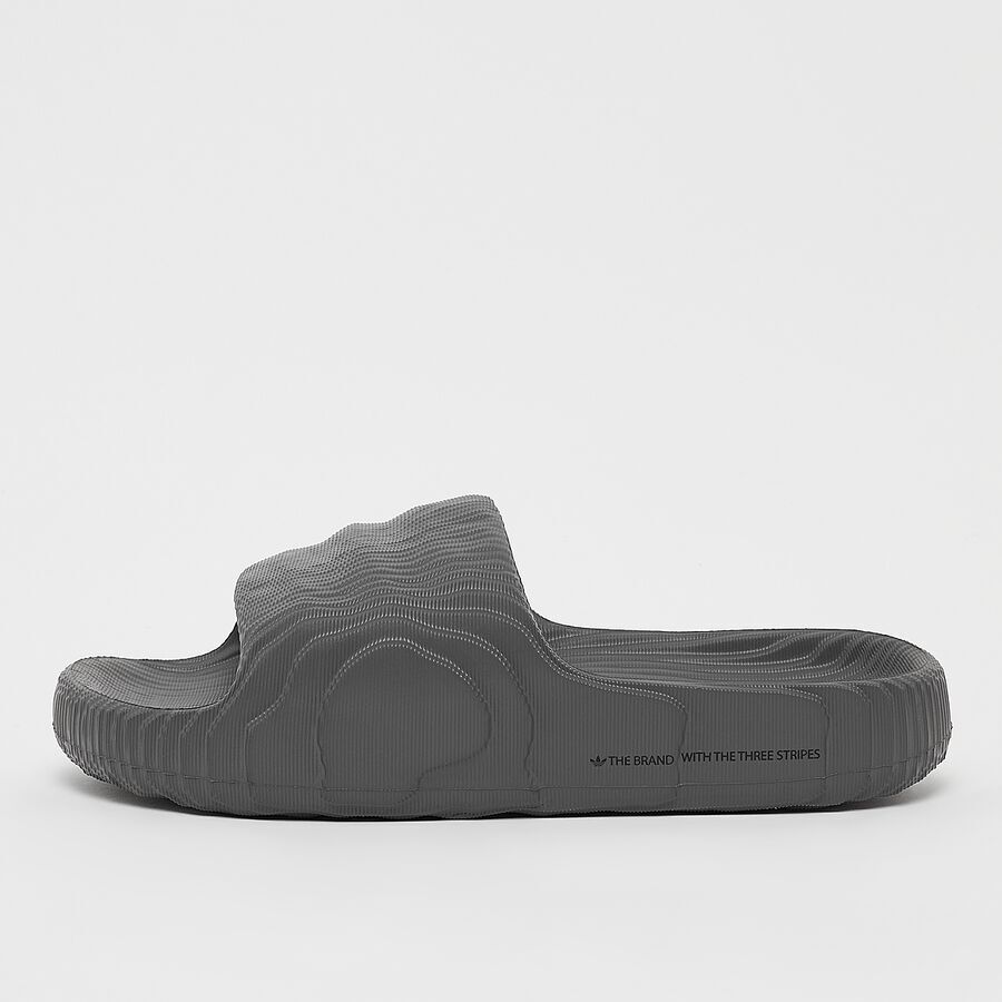 

Шлепанцы adilette 22 Badelatschen adidas Originals, цвет grey five/grey five/core black