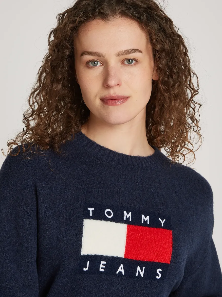 

Вязаный свитер Tommy Jeans Curve "TJW MELANGE FLAG SWEATER EXT", больших размеров, с содержанием шерсти и эластана, синий