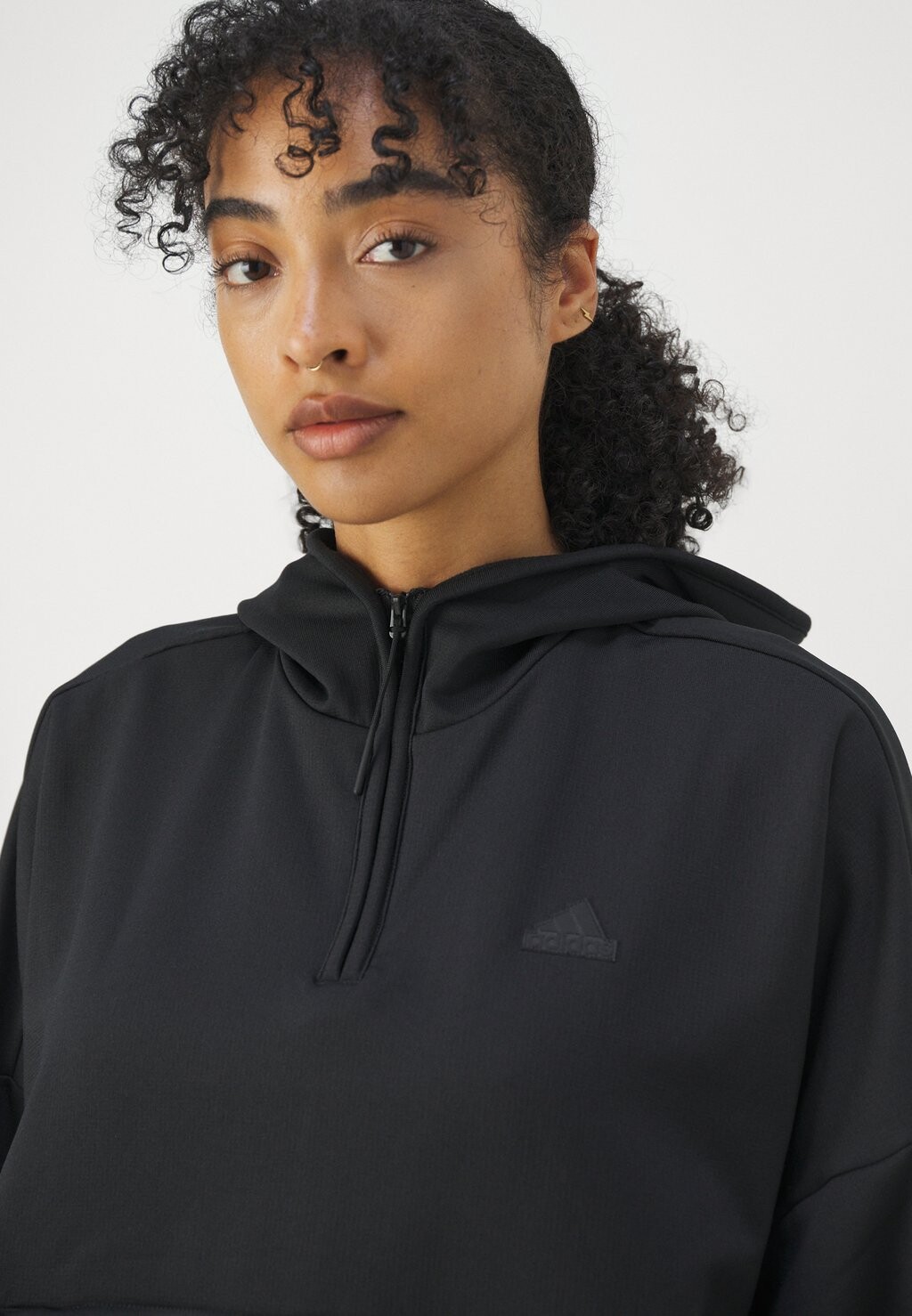 

Свитер с капюшоном adidas, черный