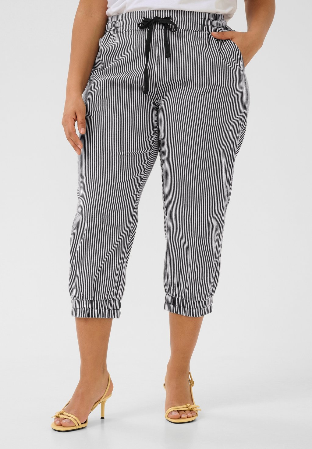 

Брюки STRIPED CAPRI Kaffe Curve, темно-синий
