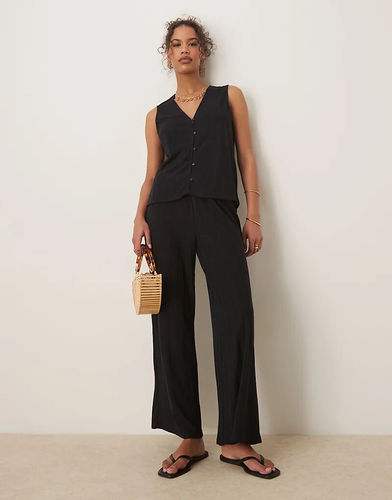 

Легкие трикотажные брюки Vila широкого кроя черного цвета