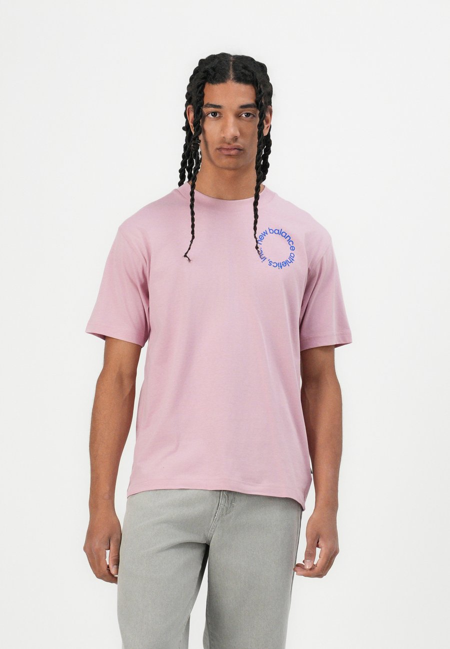 

Футболка New Balance CIRCULAR LOGO UNISEX, Pink