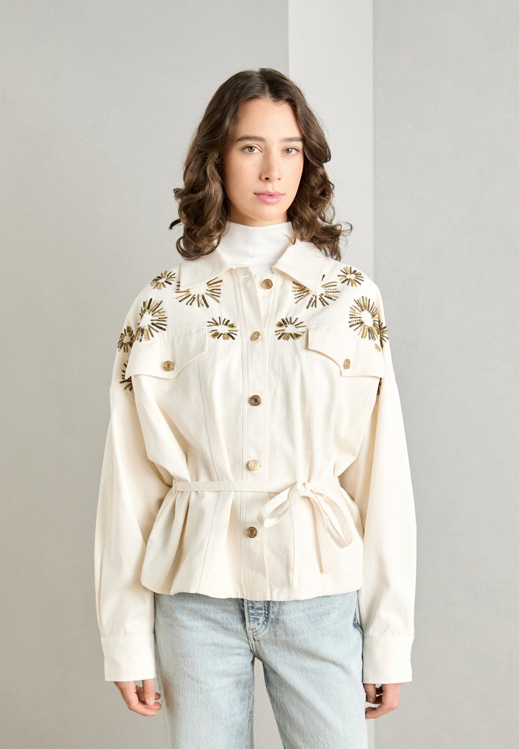 

Летняя куртка EMBELLISHED BELTED TRUCKER JACKET Scotch & Soda, молочный