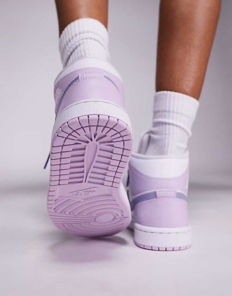 Кроссовки Nike Air Jordan 1 Mid белого и фиолетового цветов — фото 4