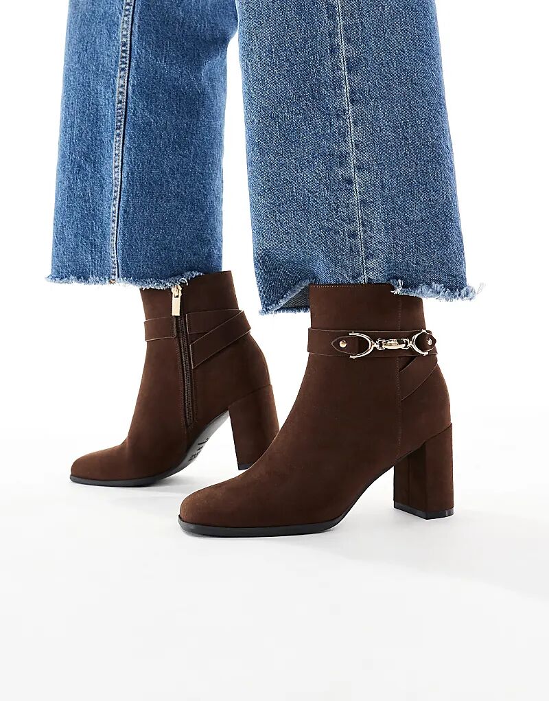 Коричневые ботильоны New Look из искусственной замши с пряжкой на каблуке
