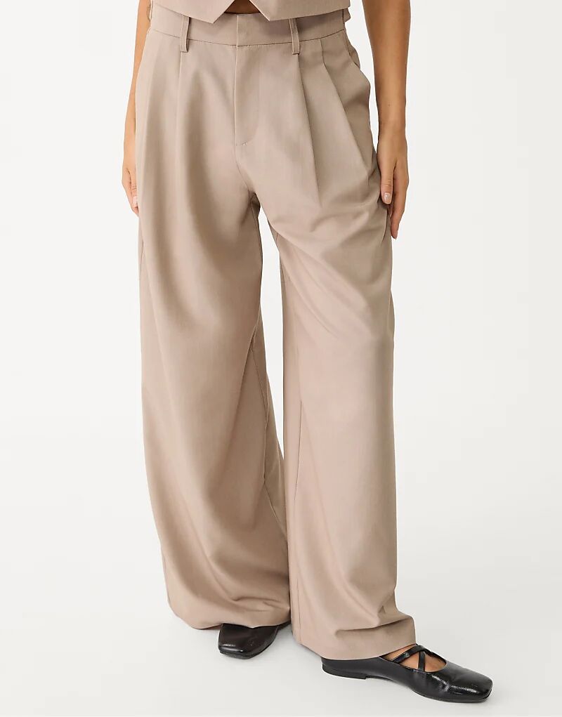 

Брюки Stradivarius Tall очень широкие, регулируемые, коричневого цвета