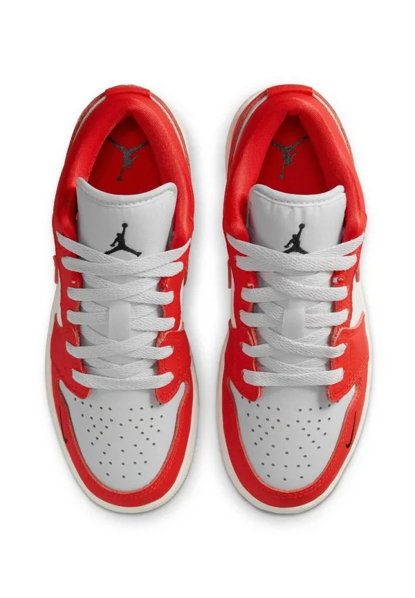 Детские кроссовки jordan air jordan 1 low se Jordan, Pure Platinum Summit White Black Chile Red — фото 3