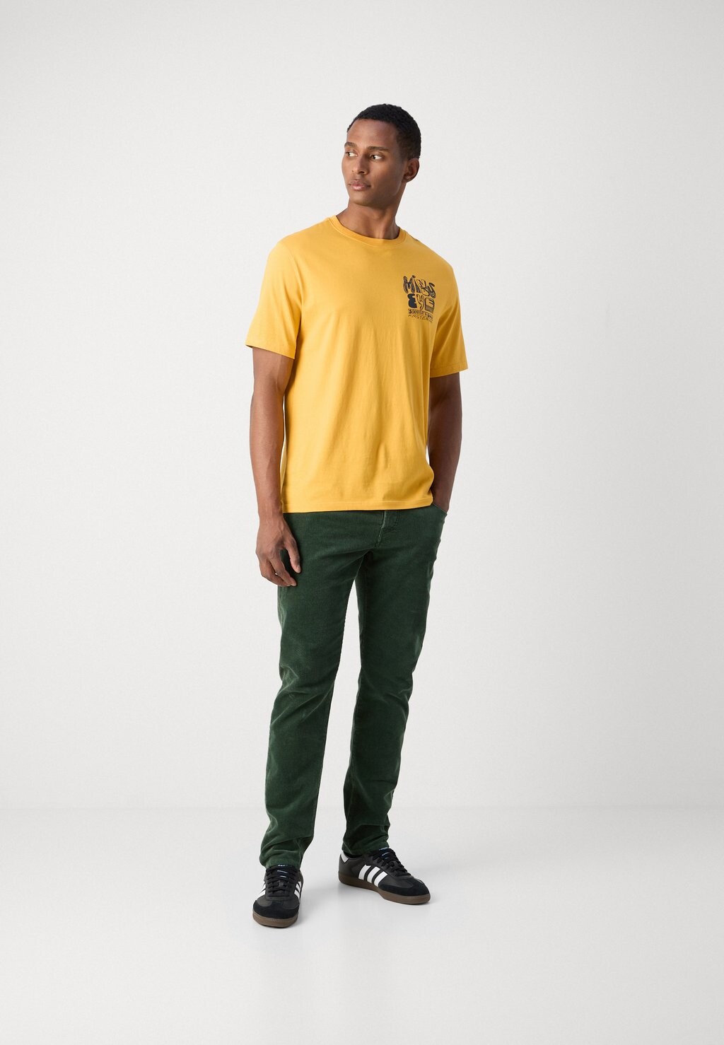 

Футболка с принтом CHEST ARTWORK Scotch & Soda, желтый