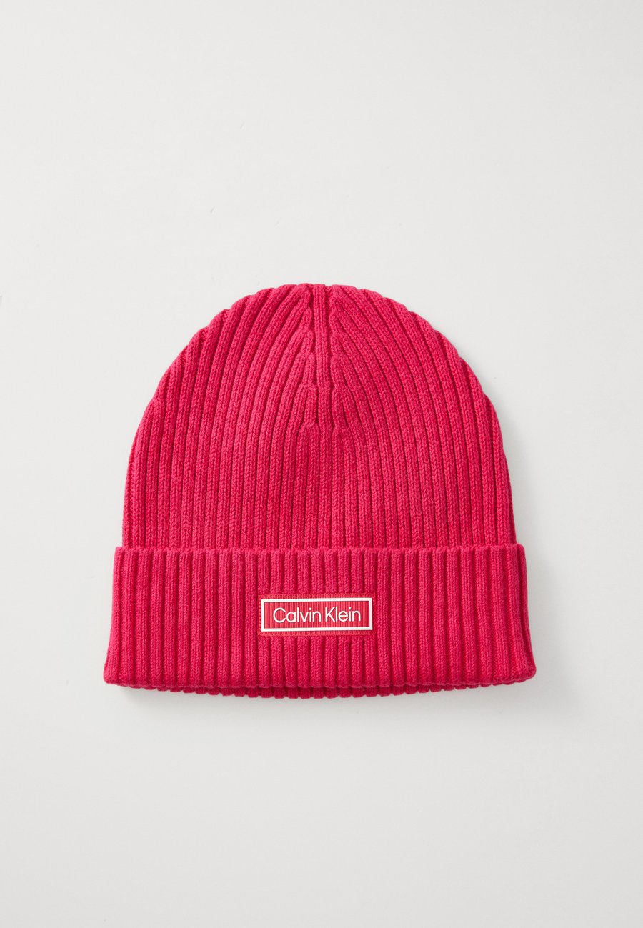 

Шапка Calvin Klein PATCH CHUNKY , Petunia Pink/Pink