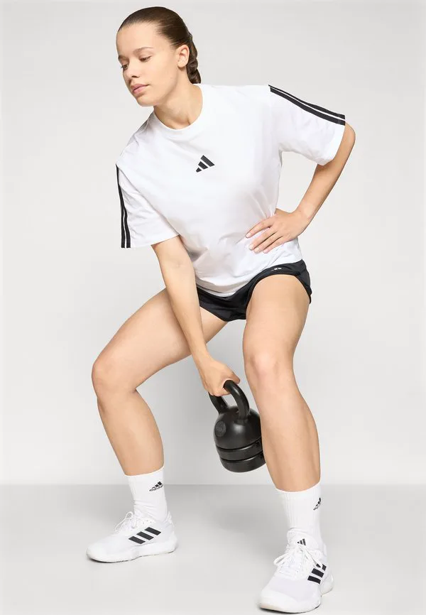 Футболка essentials с тремя полосками и принтом "бойфренд" Adidas Sportswear, White/Black — фото 4