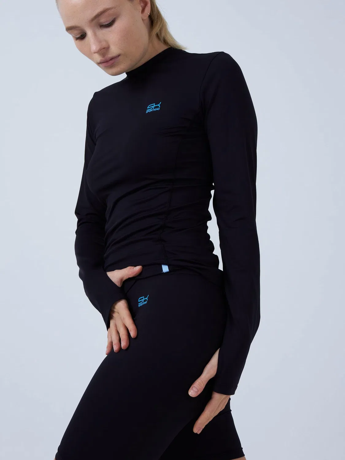 Спортивная футболка Sportkind Performance Shirt с высоким воротником и длинными рукавами, черная — фото 2