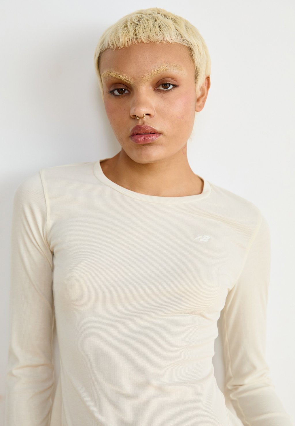 

Топ с длинными рукавами MICRO LONG SLEEVE New Balance, бежевый