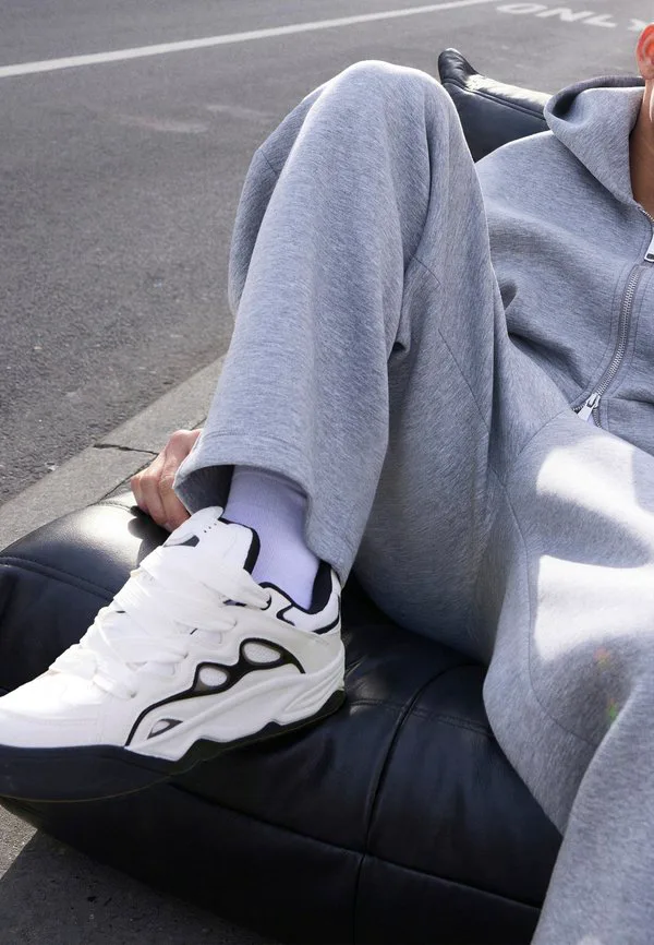 Массивные кроссовки для скейтеров Bershka, White