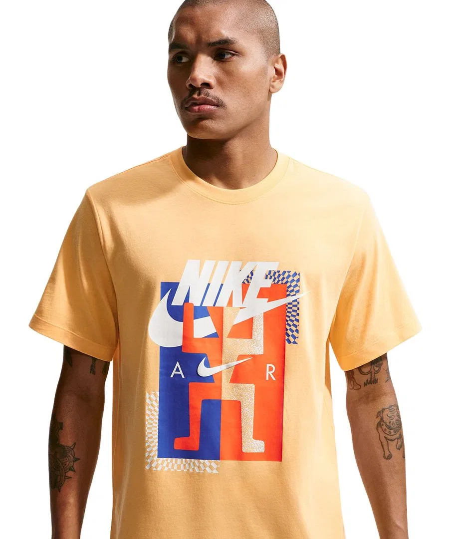Мужская хлопковая футболка с графическим принтом Futura Festival Nike, Topaz Gold — фото 2