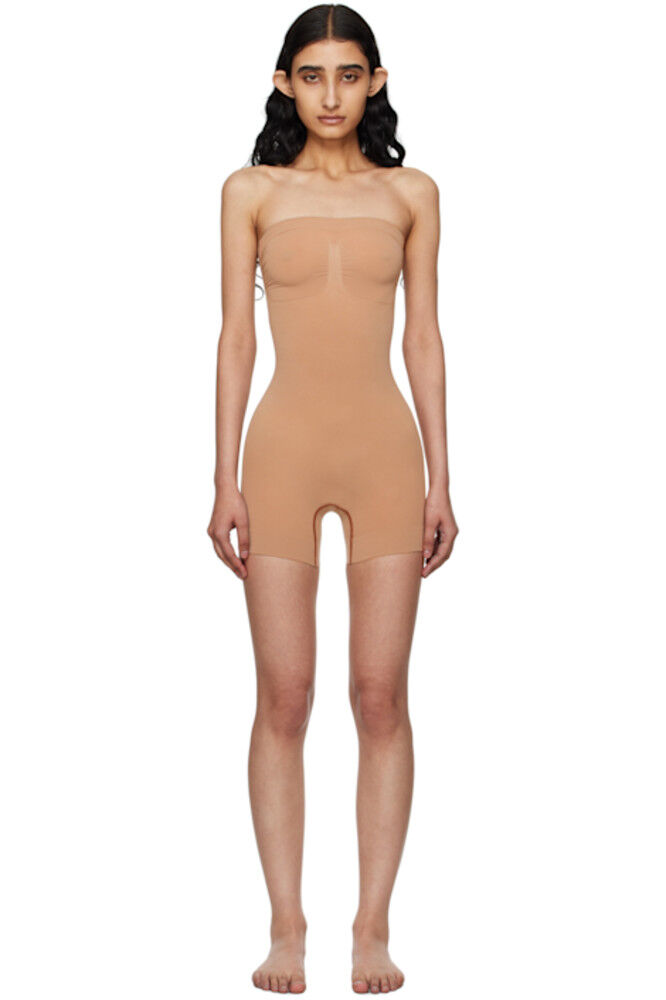 

Короткий бесшовный боди без бретелек Sculpt Tan SKIMS