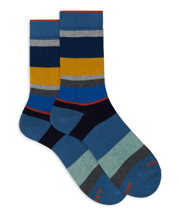 

Мужские шорты из легкого синего хлопка и носки с разноцветными макрополосками. Gallo, мультиколор