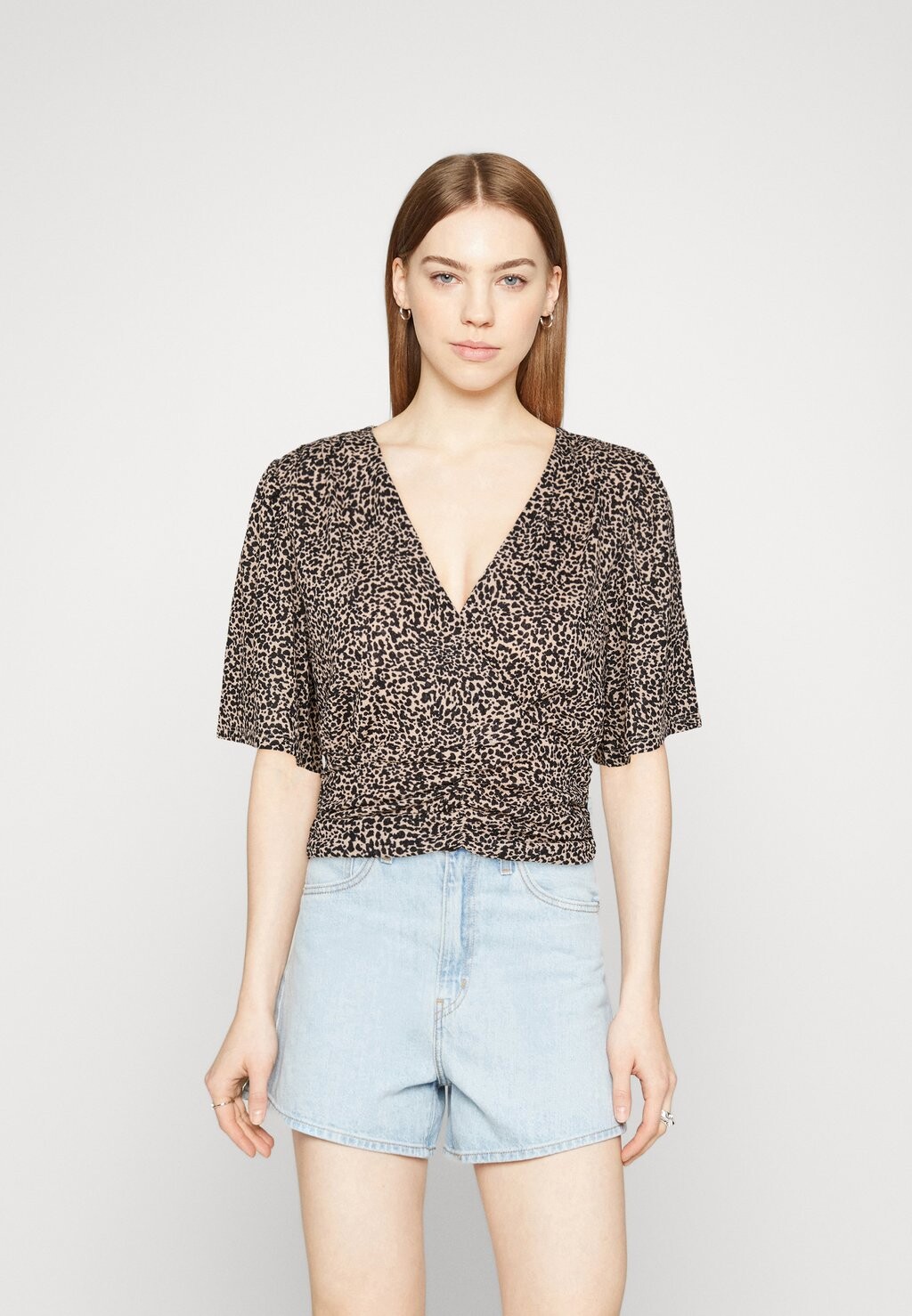 

Футболка с принтом Gina Tricot, бежевый/черный