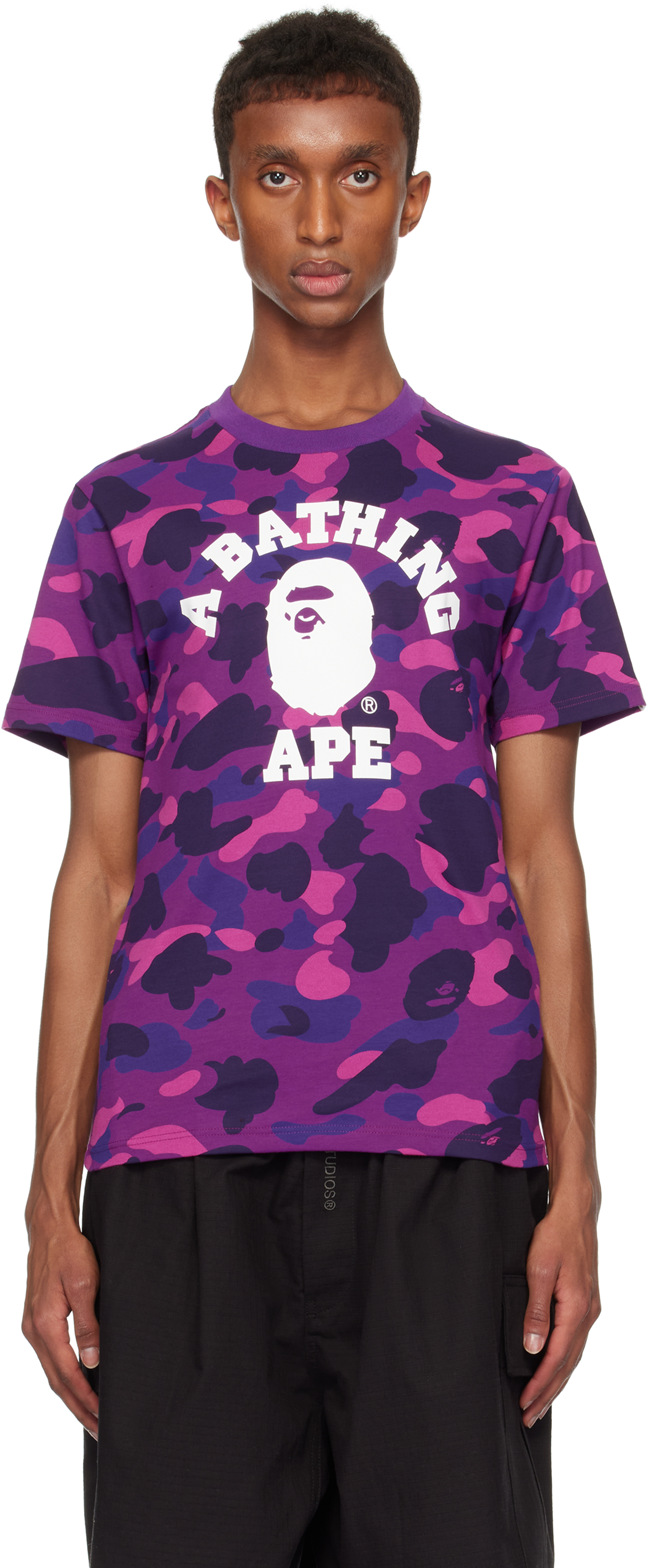 

Футболка колледжа в цветном камуфляже BAPE, фиолетовый