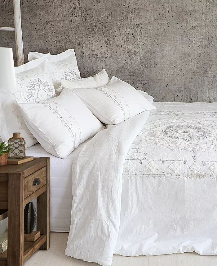 

Медальон Harleson с вышивкой, 2 шт. Комплект одеял, Twin/Twin XL Levtex, белый