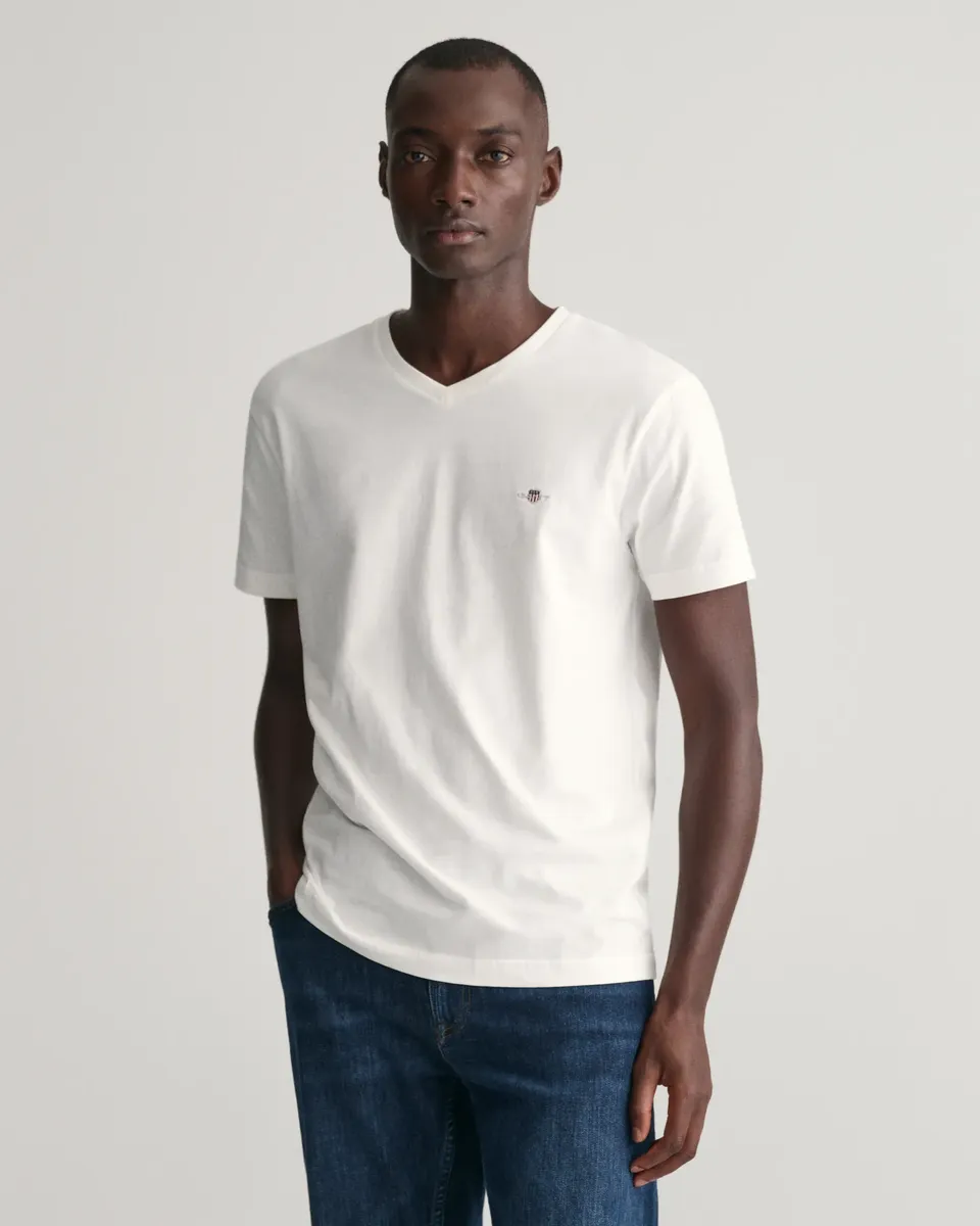

Футболка Gant "SLIM SHIELD V-NECK T-SHIRT" с небольшой вышивкой логотипа на груди, белый