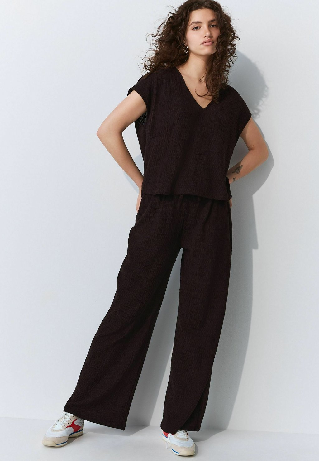 Футболка с принтом REGULAR FIT SHORT SLEEVE V-NECK Next, коричневый — фото 2