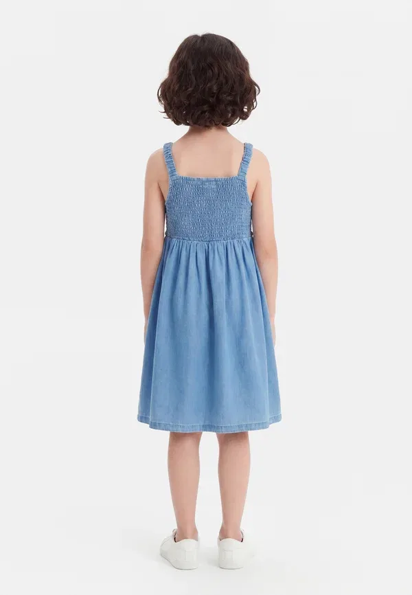 Платье-комбинация джинсовое Junior chambray tank dress Guess, цвет голубая имперская стирка — фото 2