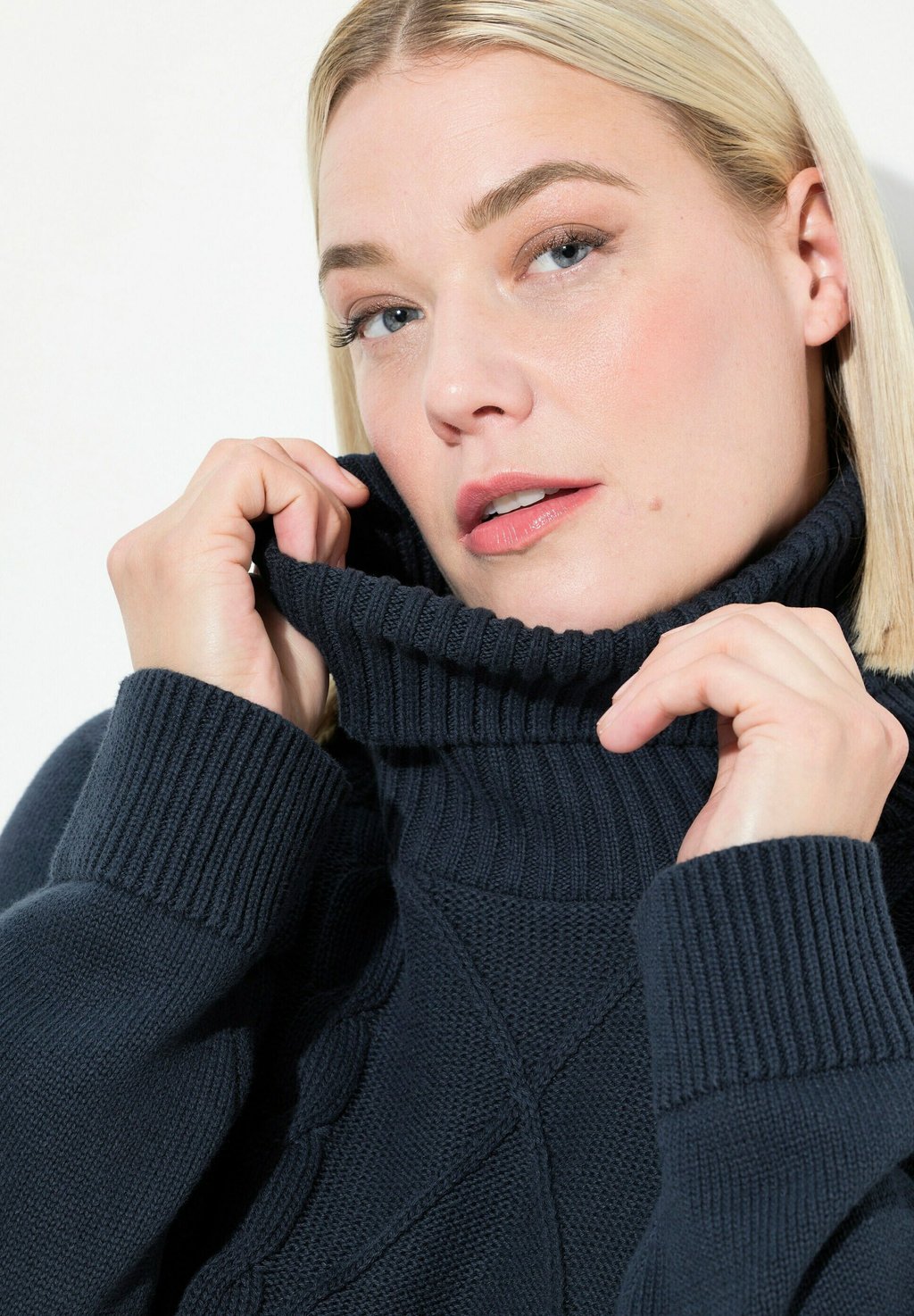

Джемпер BELLIEVA CABLE TURTLENECK Ulla Popken, темно-синий