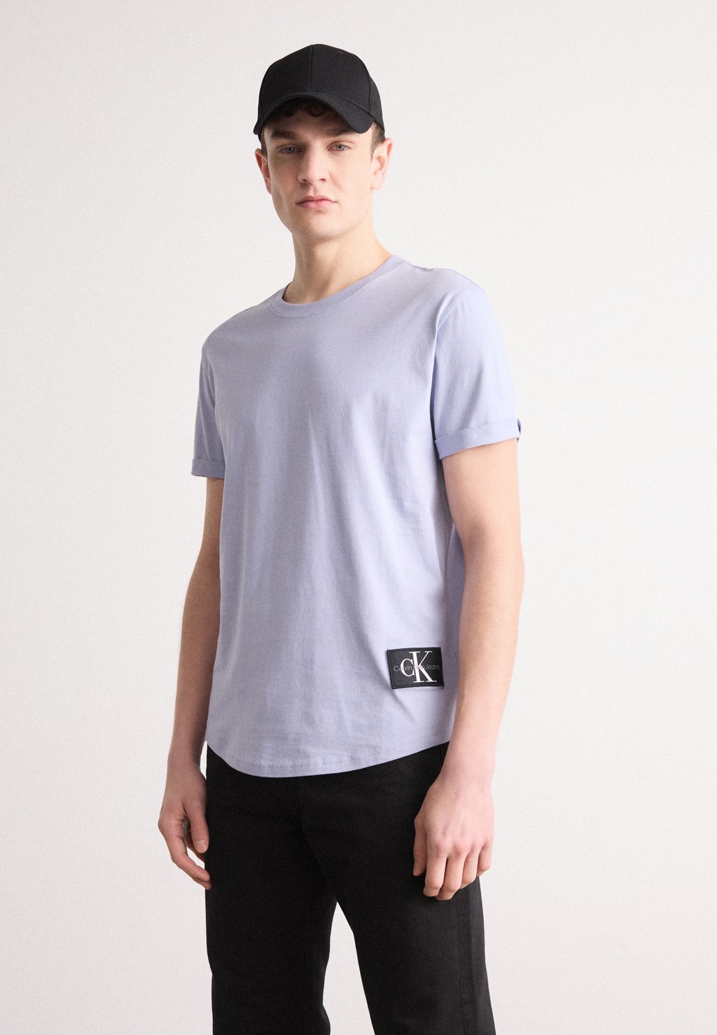 

Базовая футболка BADGE TURN UP SLEEVE Calvin Klein Jeans, лиловый