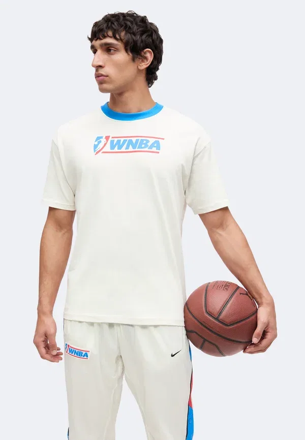 Футболка Nike Performance Wnba Tee Legends Print T-Shirt, цвет парусный/светло-фото-голубой — фото 4