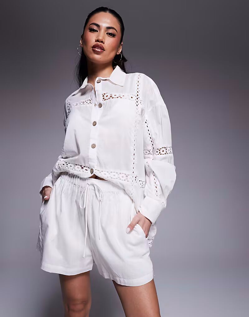 

Короткие шорты с кружевными вставками белого цвета River Island