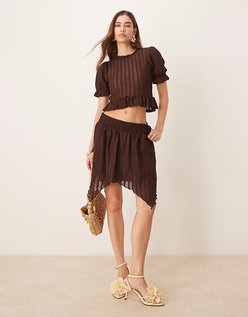 

Коричневая мини-юбка с фактурным оборкой и подолом от ASOS DESIGN