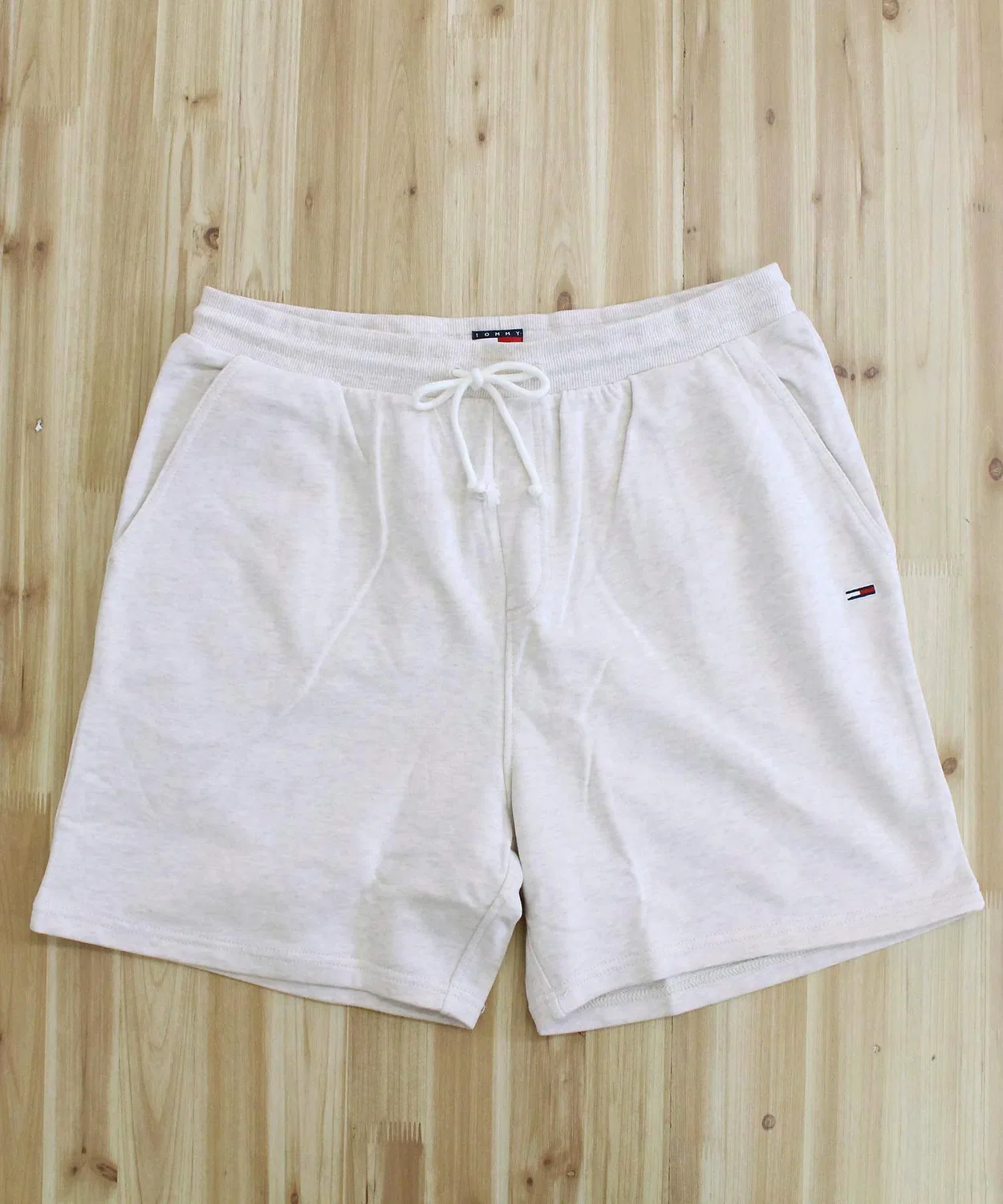 Шорты Tommy Hilfiger TJM Entry Graphic Sweatshort из хлопка, цвет овсянка — фото 4
