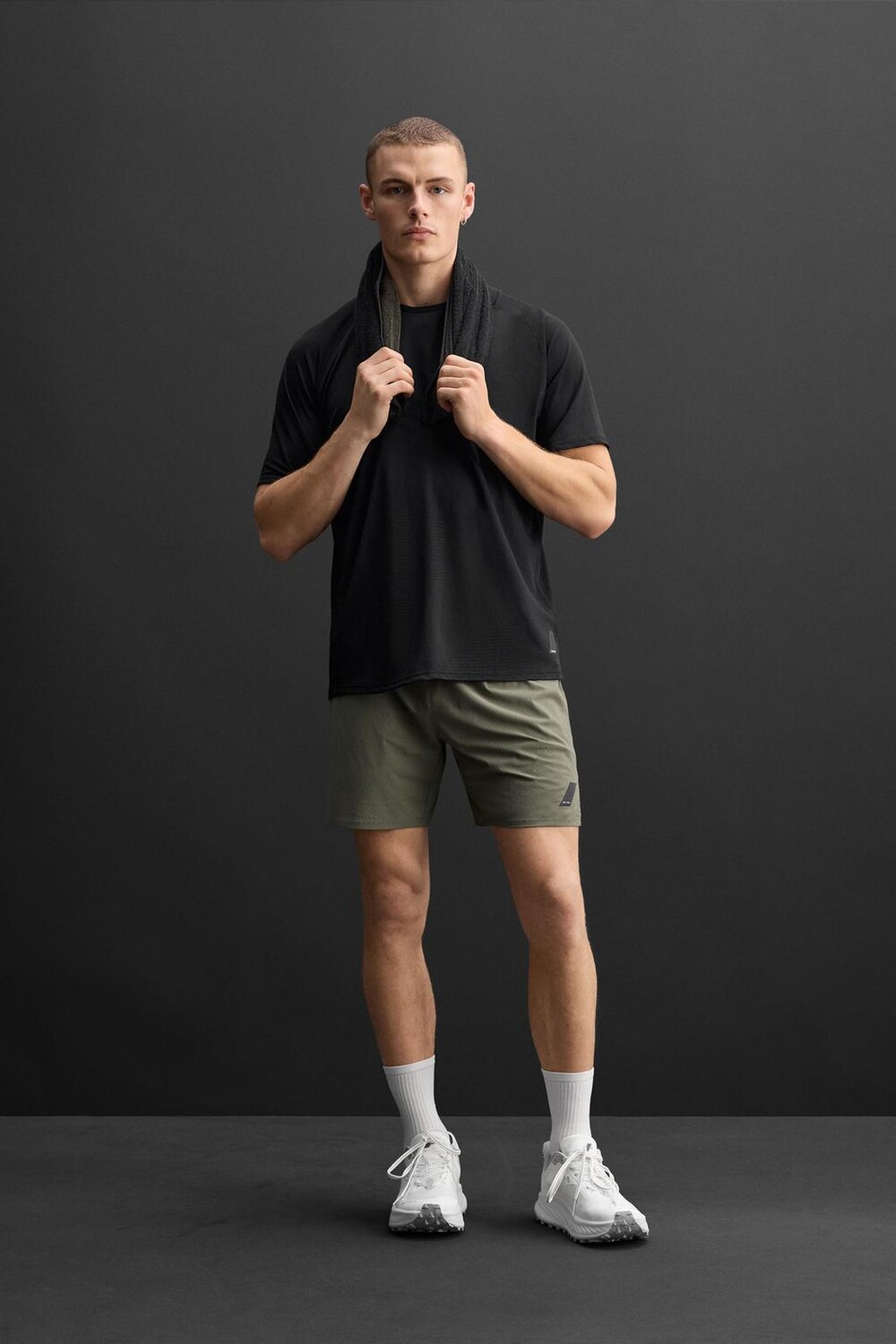 

Перфорированная тренировочная футболка ZARA, черный