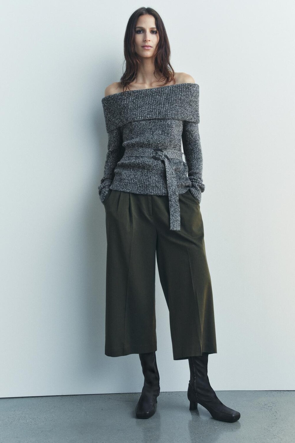 

Вязаный свитер с открытыми плечами и поясом ZARA, черный/белый